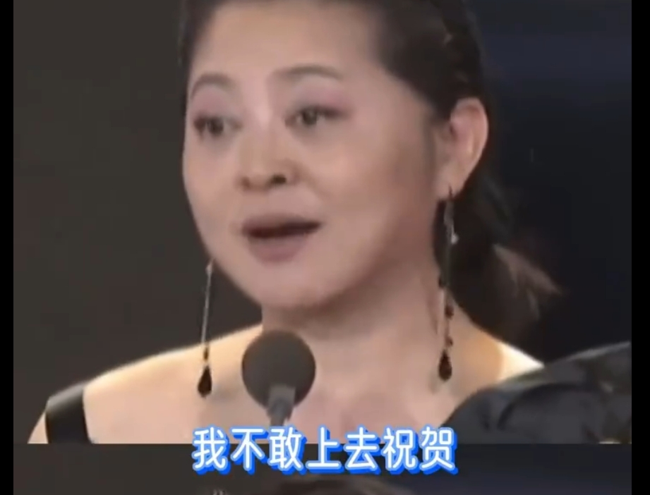 倪萍当年手撕金鸡奖太敢了：迟蓬穿着胶鞋被 &34;打脸&34;，一句话全场沉默🤗

回看倪萍 2013 年在金鸡奖上的发言，隔着屏幕都替评委捏把汗。
那年她是评委兼主持人，本该按流程念名单，结果开场就掀桌：&34;对获奖的人我不敢说恭喜，对没获奖的人我也不敢说抱歉。&34; 一句话，全场空气凝固。

最狠的是她替迟蓬抱不平