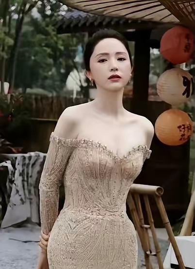 张维伊这运气，是不是太好了点
47岁的董璇一出场，真没人敢信年龄，闪钻鱼尾裙往身上一裹，腰线、肩线、腿线全出来了，皮肤白到发光，从头美到脚尖