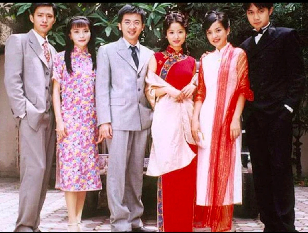 完全俊男美女的一部剧，现在看造型还是不过时的，这剧是琼瑶最后一部大火的剧，后面就渐渐式微了。现在才发现琼瑶当时完全拆cp来的啊，她一开始还想让周杰演何书桓结果他拍了少年包青天把自己整的很黑所以没演成，，如果演了那就是拆了两对cp。 ​