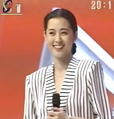 今天凌晨，倪萍在敬一丹老师遗体告别仪式开始之前，饱含深情为一丹老师发去一封永远都收不到的信！[流泪]
	
在写到二人首次见面场景时，我也被一丹老师的温暖感动到——
1991年1月7日，你从台阶上笑盈盈跑下来，亲切地对我说：“你是倪萍吧？我们部同事说，文艺部来了个新主持人，长得跟我可像了！我看看，嗯，真有点像！我叫敬一丹，经济部的，就在你楼下，以后有什么事，可以找我！”
那时的我，只是个刚进台的新人，根本不敢相信，这位家喻户晓、端庄从容的主持人，会主动过来和我打招呼。
我就像一个在凛冽寒风里伫立了很久、满心茫然的孩子，在我被冻得不知所措的时候，你一把把我拉进了一个暖和的屋子，轻轻地对我说：“进来吧，靠近炉子烤烤火。
相信，每一个初入职场的女生都有这样类似的经历，那个第一个向我们微笑打招呼的人，我们都将永生难忘！
其实，这也正是一丹老师的人格魅力所在！