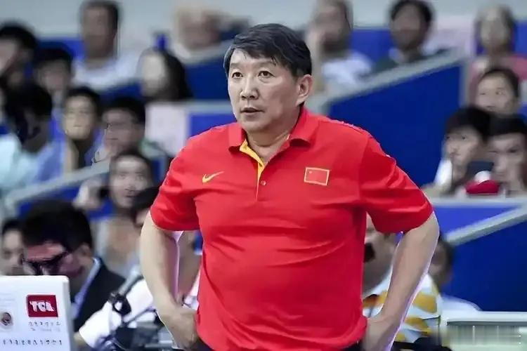 输给意大利icon12分不可怕，可怕的是这支中国女篮icon的军心散了。从前队长杨力维icon质疑长期集训，到李月汝icon直言打得别扭，再到王思雨icon说球队化学反应欠佳。宫鲁鸣icon这个铁血教头，到底还能镇住几个核心？
 
世界杯开赛在即，中国女篮用一场76比88的败仗，给所有人结结实实泼了一盆冷水。
 
 ​