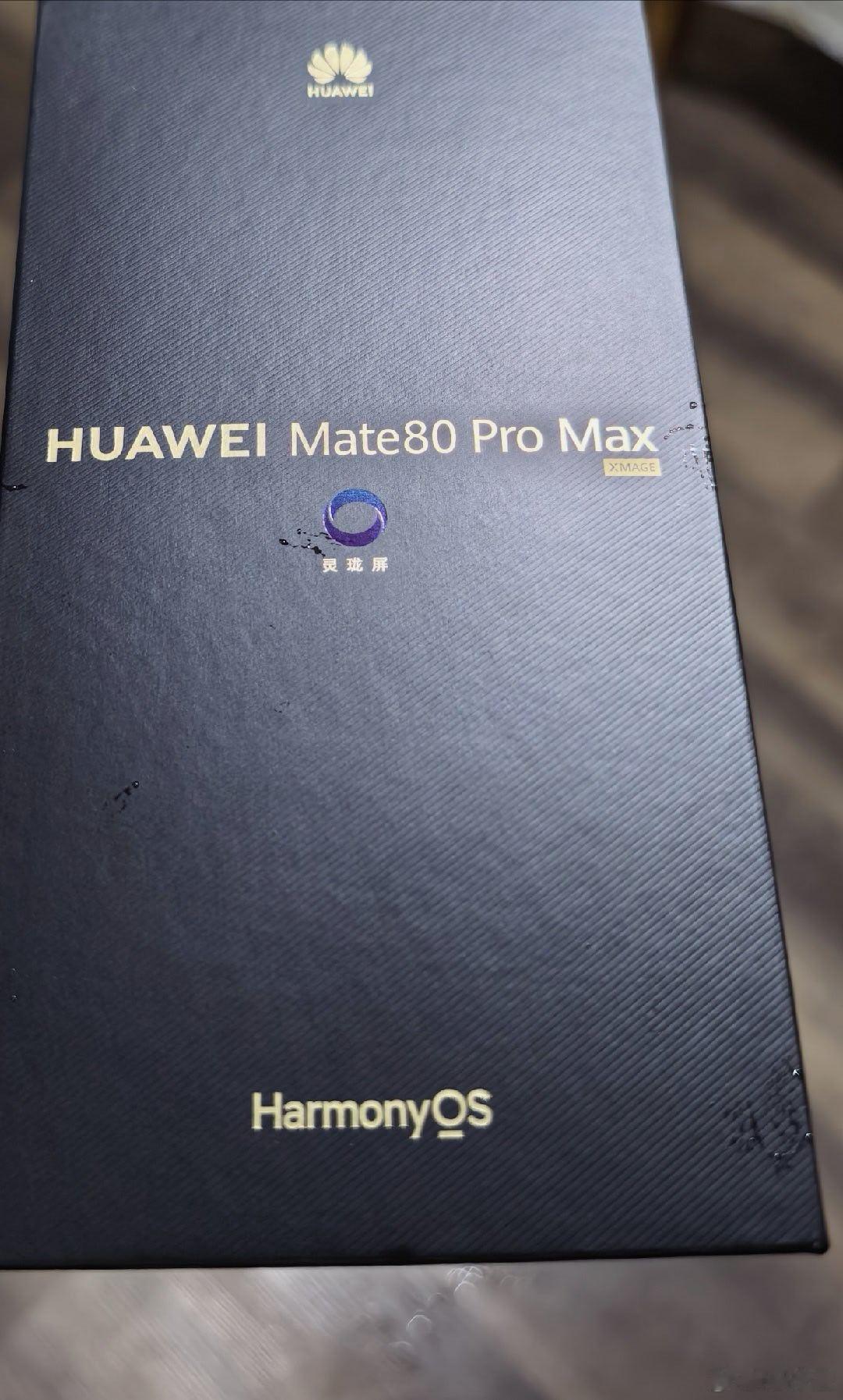 今晚的月亮，是加班路上最温柔的陪伴🌙
第一笔工资换来了心心念念的华为Mate 80 Pro Max，算是中秋给自己的礼物。
值班到晚上才下班，抬头一看，月亮正圆。
愿所有努力生活的人，都能被月光温柔以待。
#中秋节 #加班人 #华为Mate80ProMax #月圆人安 ​