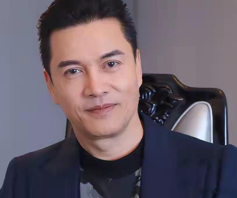 成龙老了，李连杰老了，刘德华也老了，而70岁的他看起来像35岁 ​