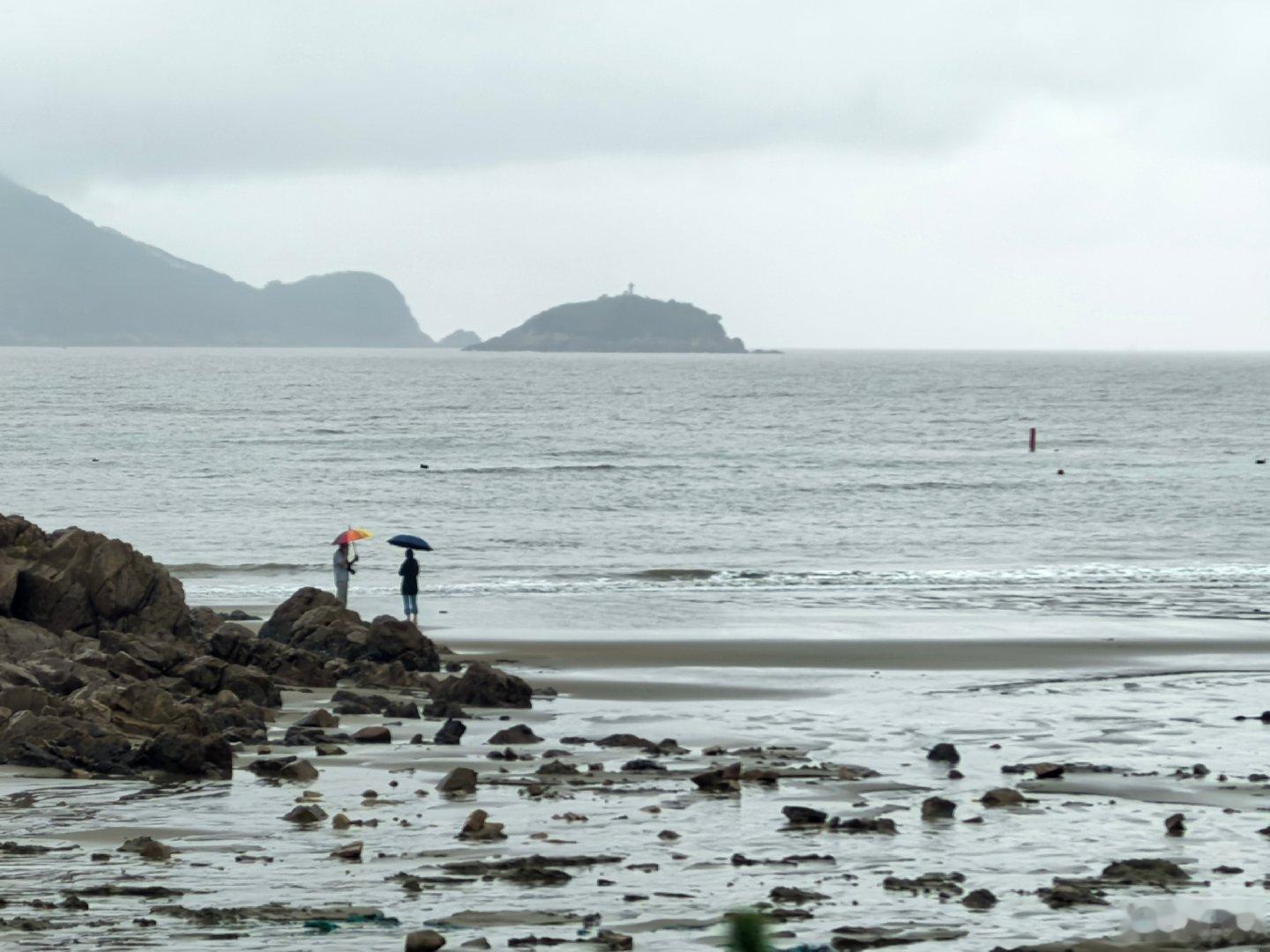 今天一早冒着小雨去松兰山海边吹风。估计是酒店都爆满了，海边车子比人还多，不少人干脆找个空地搭个帐篷就完事了。这会儿咖啡店都还没开门，冷冷清清的，不过不用人挤人，连#爬珠峰的人都堵了#，还是错峰出行才香！可以不用管#国庆人多到什么程度#。#跑步[超话]#  ​