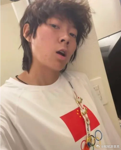 #朱俊颖成接力幕后英雄# 她原本报名女子200米，临战为保接力选择放弃。两次站上预赛跑道，把中国队稳稳送进决赛。冠军队伍预赛选手却无金牌，赛会规则太冷，她的牺牲太暖 ​