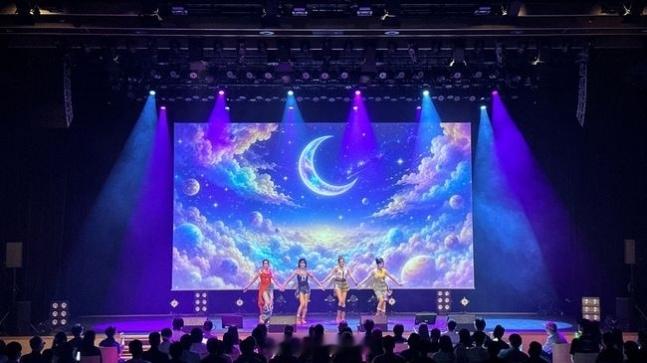 【#FIFTY FIFTY#在日本成功举办首场单独演唱会】11日，FIFTY FIFTY在日本东京大手町三井会馆举办了首场亚洲巡回粉丝演唱会“2026 FIFTY FIFTY Asia Fancon Tour [Still LoBubble]”，与当地粉丝见面。 这是她们出道以来在日本举办的首场单独演唱会，她们通过两场演出与粉丝进行了近距离互动。FIFTY FIF ​