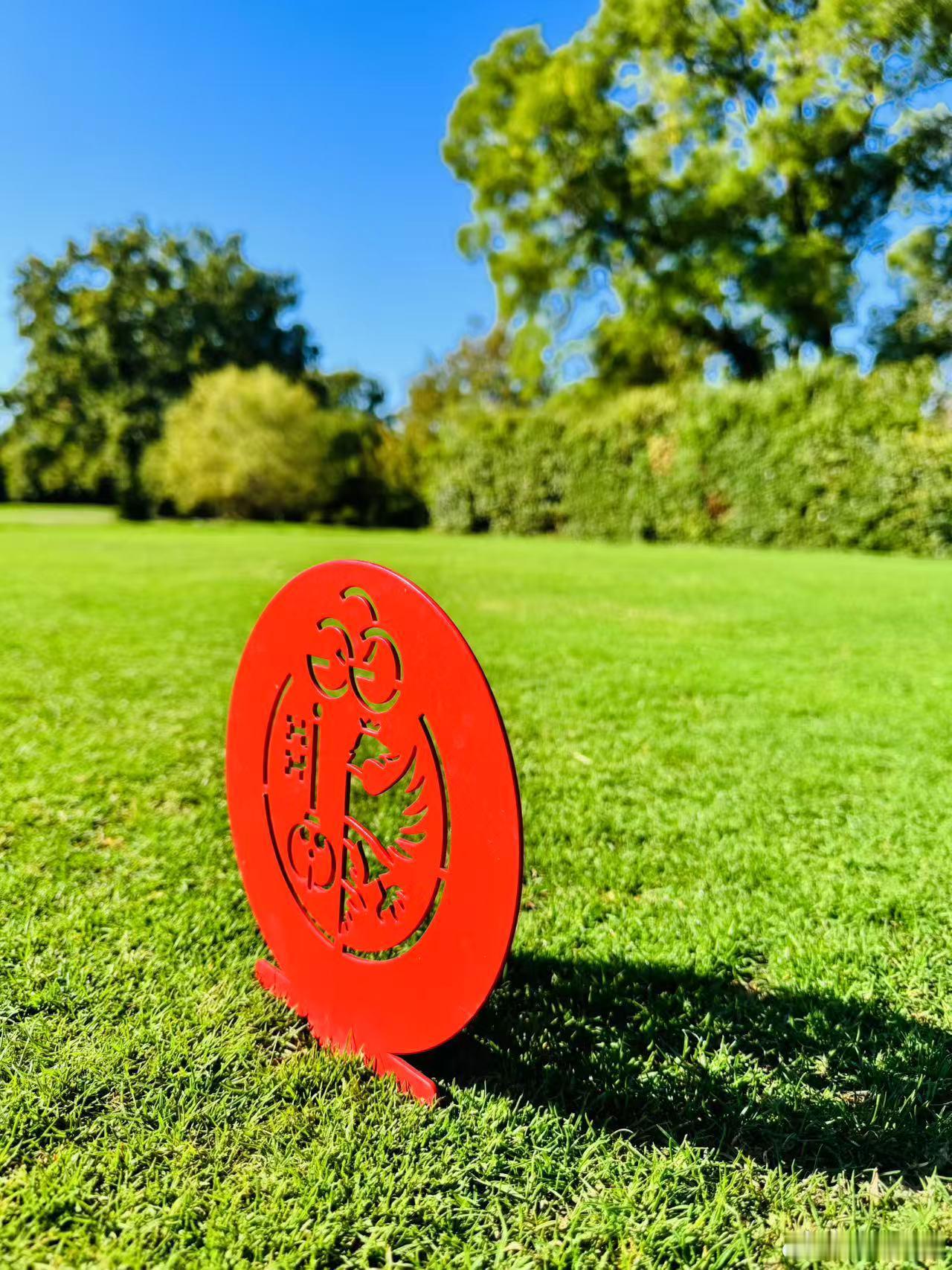 2026年新打的第14个高尔夫新场日内瓦高尔夫俱乐部（Golf Club de Genève）【纯会员制球场】
是瑞士最古老、最负盛名的高尔夫俱乐部之一。
是由老罗伯特·特伦特·琼斯设计，坐拥日内瓦湖与勃朗峰景观的百年私人体育殿堂，也是瑞士法语区最具代表性的高尔夫圣地。
起伏的公园式林地布局，百年橡树和雪松穿 ​
