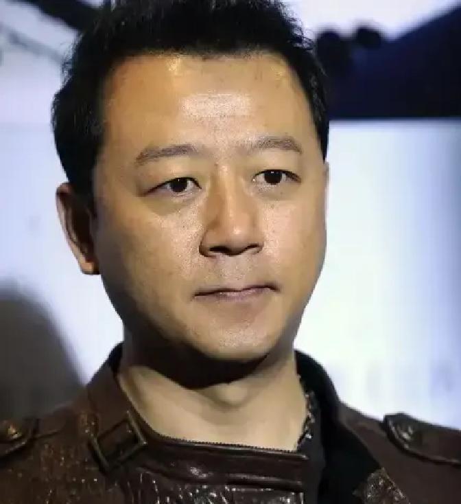 郭涛拍完《父母爱情》44集，片酬8万8，当他听说梅婷拿了300万，当场就懵了。他跑去问导演孔笙，孔笙没急着解释，只问了一句：你知不知道，开机前三十天，原定的女主角不来了？他这才瞬间恍然大悟......

他攥着刚领到的片酬银行卡，指节都捏得泛白。

廊下的风卷着青岛海边咸涩的潮气，钻过他洗得发白的剧