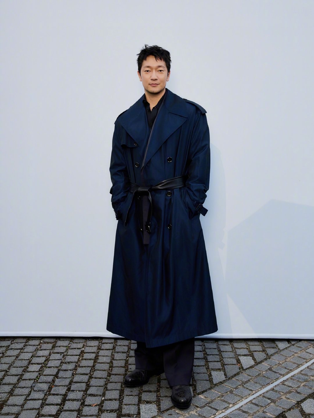 亮相Burberry 2027 春夏系列发布秀的孙锡久和金敏荷。两位身穿的都是Burberry 2026 秋冬系列。孙锡久把这件风衣演绎的气场很足。#时装周##春夏时装周# #大秀直击# ​