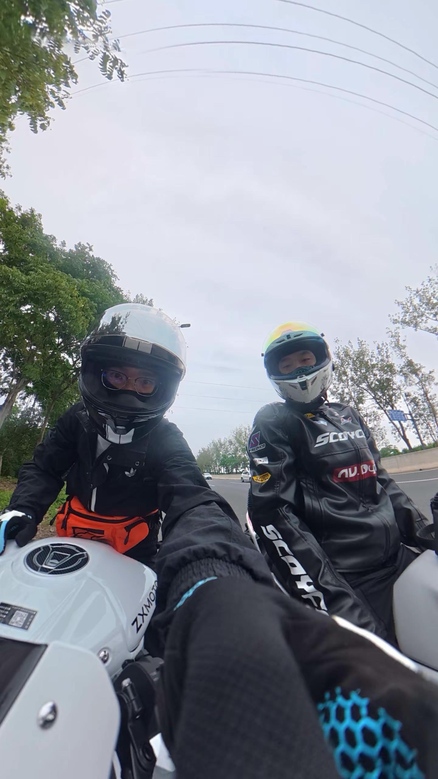 你要是问我骑摩托车的乐趣在哪，我真的没办法准确说清楚，直到你自己拥有一辆它，就会懂了机车