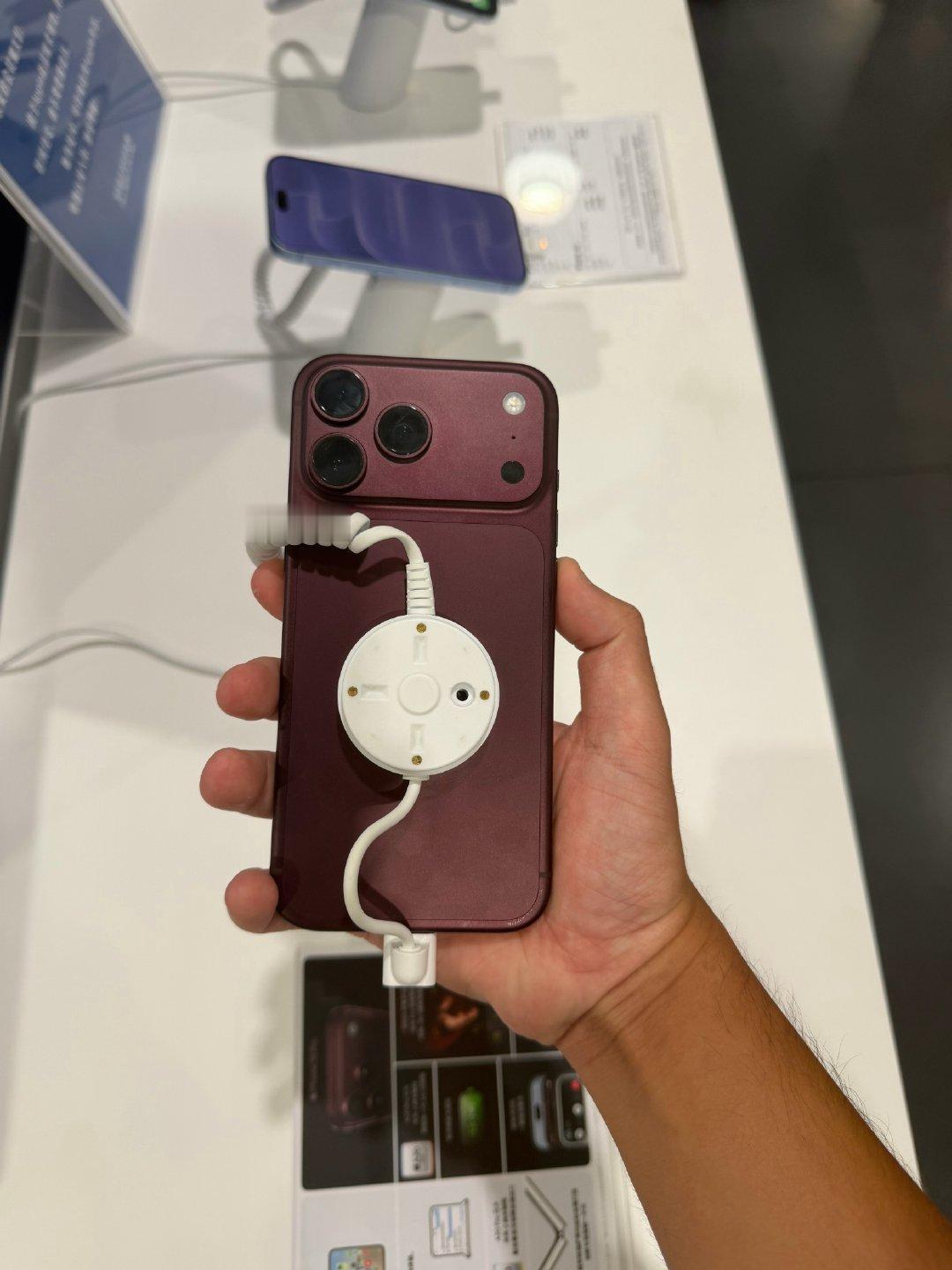 #曝iPhone18Pro褪色#浅色应该不会吧…
酒红和黑色可能会有 ​