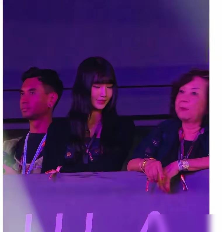 林俊杰他妈全程黑脸，旁边坐着小七。
10月9号F1新加坡站，林俊杰压轴唱了20多首，台下VIP看台，七七就坐林母边上，两人一块儿举手机拍。
镜头扫过去，林母没怎么笑，也没搭话，眼睛盯着舞台，身体往另一边斜。
网友炸了，说这是摆明了看不上。
可林俊杰都42了，身家几十亿，他妈再担心，也拦不住他