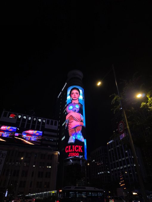 #kimjisoo[超话]# 
 智秀《CLICK》韩国首尔线下大屏应援

#金智秀jisoo新歌mv# ​
