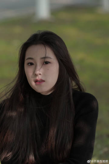 好美的眼神和发丝