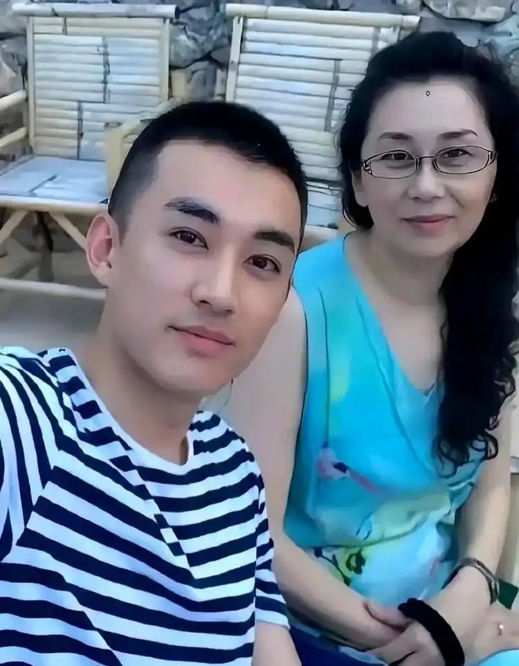 原定男主临时跑人没人敢接的烫手角色，横店盛夏40度，刘学义扛下三万步一身汗的男主！这次他到底能不能凭演技翻身？ ​