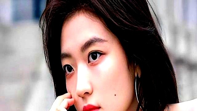 戏拍完了，人却彻底空了。

面对无数闪光灯，孙千没忍住，当场红了眼眶。演完尚之桃，搭档井柏然拍拍灰尘转身回归现实，她却像被抽走了魂，整个人陷入多巴胺断供的空虚，甚至觉得被角色抛弃了。

戏里的情绪是借来的，戏外的落差才是真实的。直到一个月后，她站在巴黎街头吹着晚风拍照，那种紧绷的窒息感才慢慢散去。