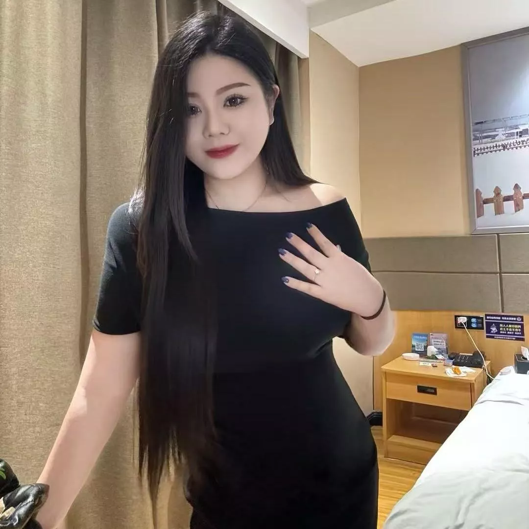 优雅黑裙少女，酒店内甜美自拍。