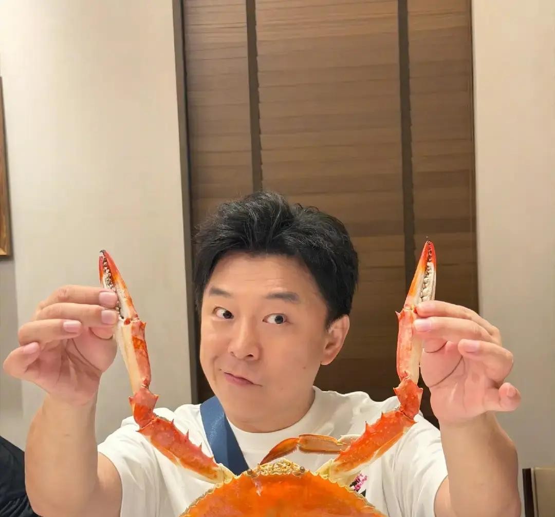 48岁影帝黄晓明，以前靠作品上热搜，现在靠一只比脸还大的青岛螃蟹。

他晒了两张照片。一张自己拿螃蟹，螃蟹宽度盖住整张脸。一张黄渤拿螃蟹，对着镜头做搞怪表情。俩人是青岛老乡，这次一起给青岛喜剧节做宣传，现场直接说“yellow twins组合原地出道”。

黄晓明最近一两年，只要回青岛就不停晒家乡美