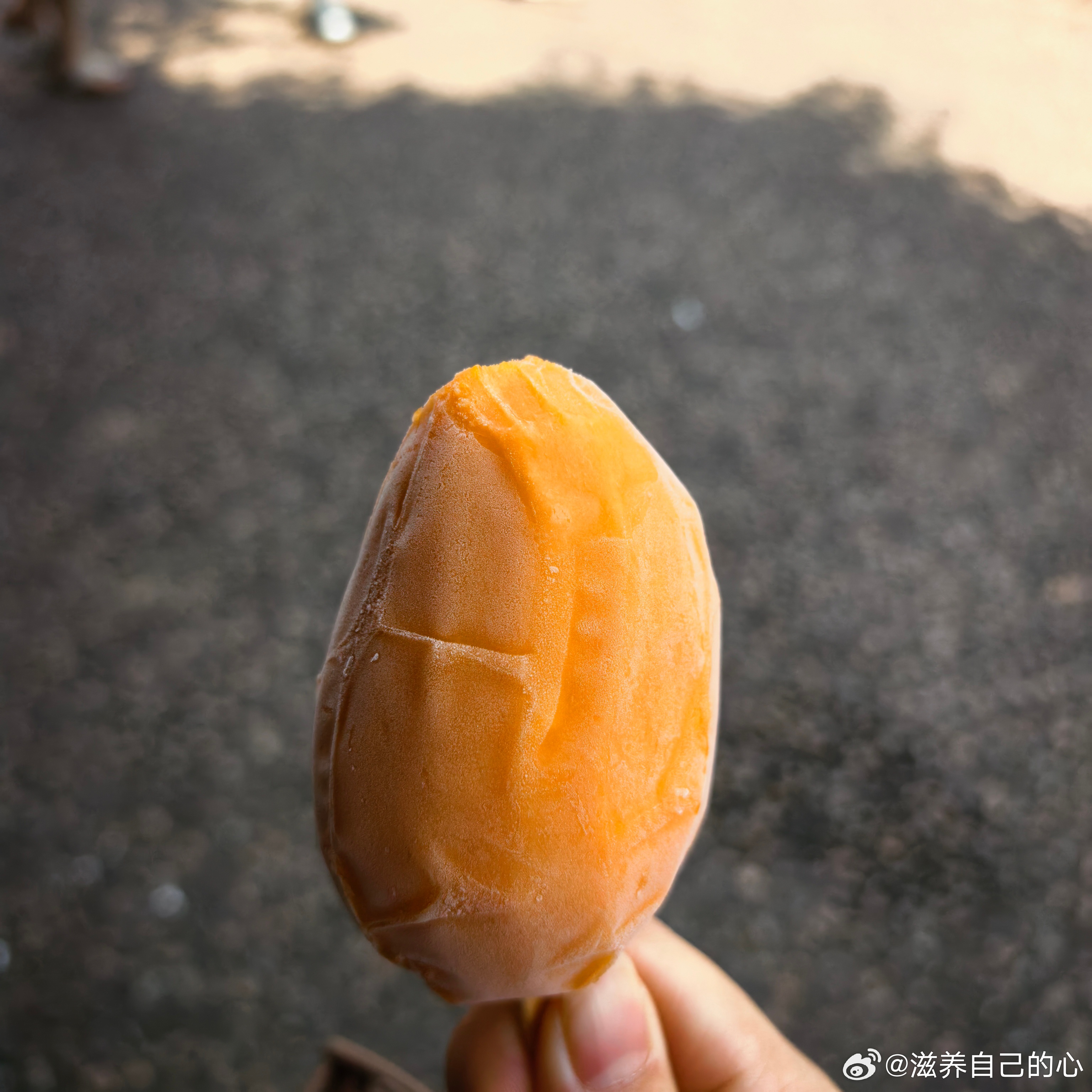小三这个群体是有些说法的，跟长相还没关系，很多长的不怎么样的反而是小三老手，把中年男人玩的团团转。她们大多看起来落落大方，温婉可怜，为人着想，话术都大差不差，更可怕的是现在的小三爱挑衅原配，世道也是不行了，倒反天罡！
很多一把年纪的老小三，手段相当高，她往往不明说自己的需求，靠表 ​