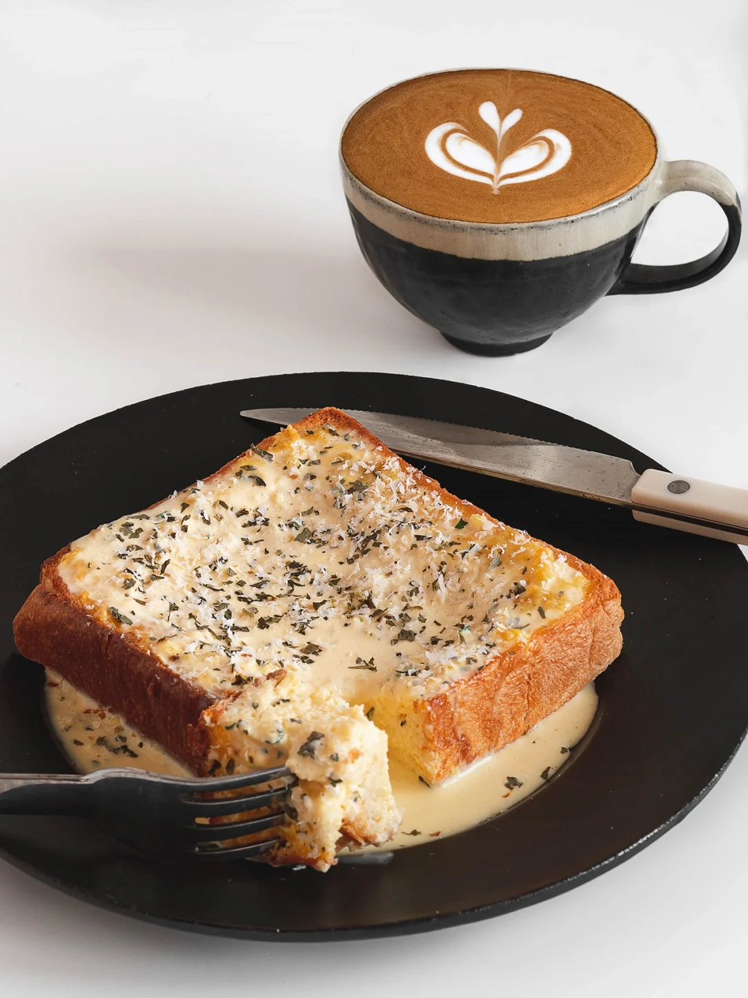 早餐brunch🍴蒜香芝士厚吐司🍞｜热拿铁