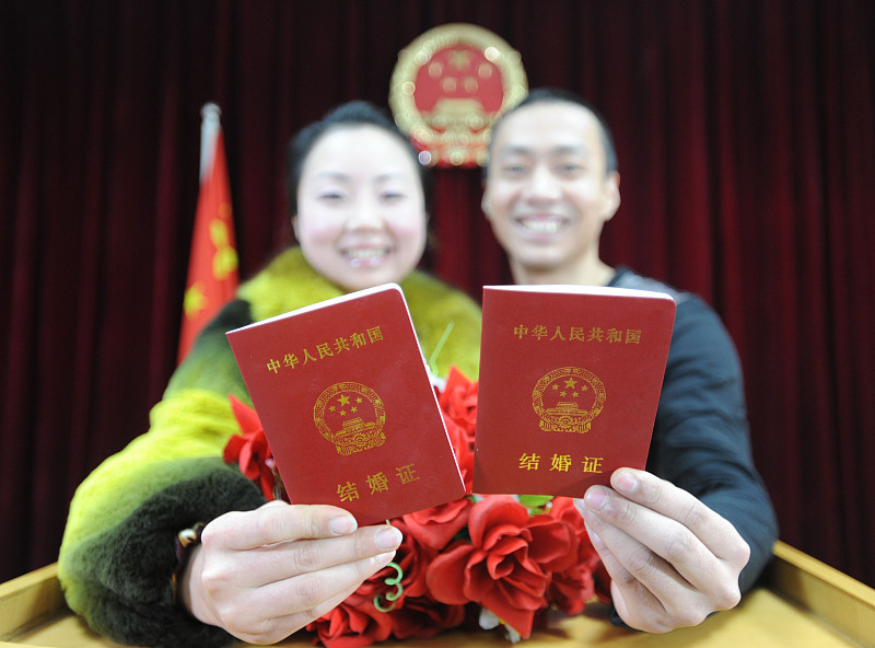 民政部最新公布2025年民政事业统计公报，一组婚姻大数据出炉。
去年全国办理结婚登记676.5万对，其中25到29岁年龄段结婚人数最多，达到499万人，占比36.88%。

从2013年算起，这个年龄段已经连续13年，成为结婚登记的主力人群。
紧随其后的是30至3