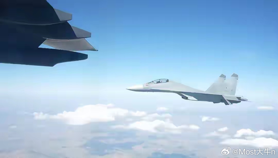 就在8月23日，根据中国空军官方信源报道，中埃空军联合训练的首个飞行日，训练课目是异型机1对1对抗空战。虽然只是单机狗斗，但是放出来的画面，那可是大有看点。
​看点1：埃及第一天就派了“阵风”上去单挑歼-16！
​虽然中方通报中，没有提及埃及空军的参演型号，可歼-16座舱视角拍摄的画面，清晰的 ​