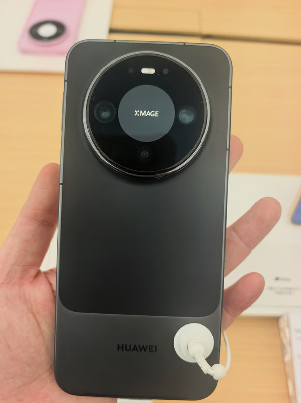 今年旗舰天花板｜Mate90
晶格机身高级感拉满，第三代红枫原色影像，长焦夜景都能打，玄武架构+昆仑玻璃，结实又靠谱。#华为拍出水韵江苏 #华为Mate90标准版#Mate一起发光吧