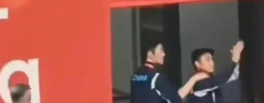王皓2024年带樊振东拿下巴黎奥运男单金牌，全网叫他刘国梁接班人。2026年10月，他在首钢园赛场通道里，被上百人围着喊口号骂脏话，掏出手机拍照报警。
这事得从9月28日说起。名古屋亚运会男团决赛，国乒2比3输给日本。王楚钦打一单，两盘一胜一负。林诗栋打三单，一盘取胜。紧接着男单决赛，林诗栋4比0赢