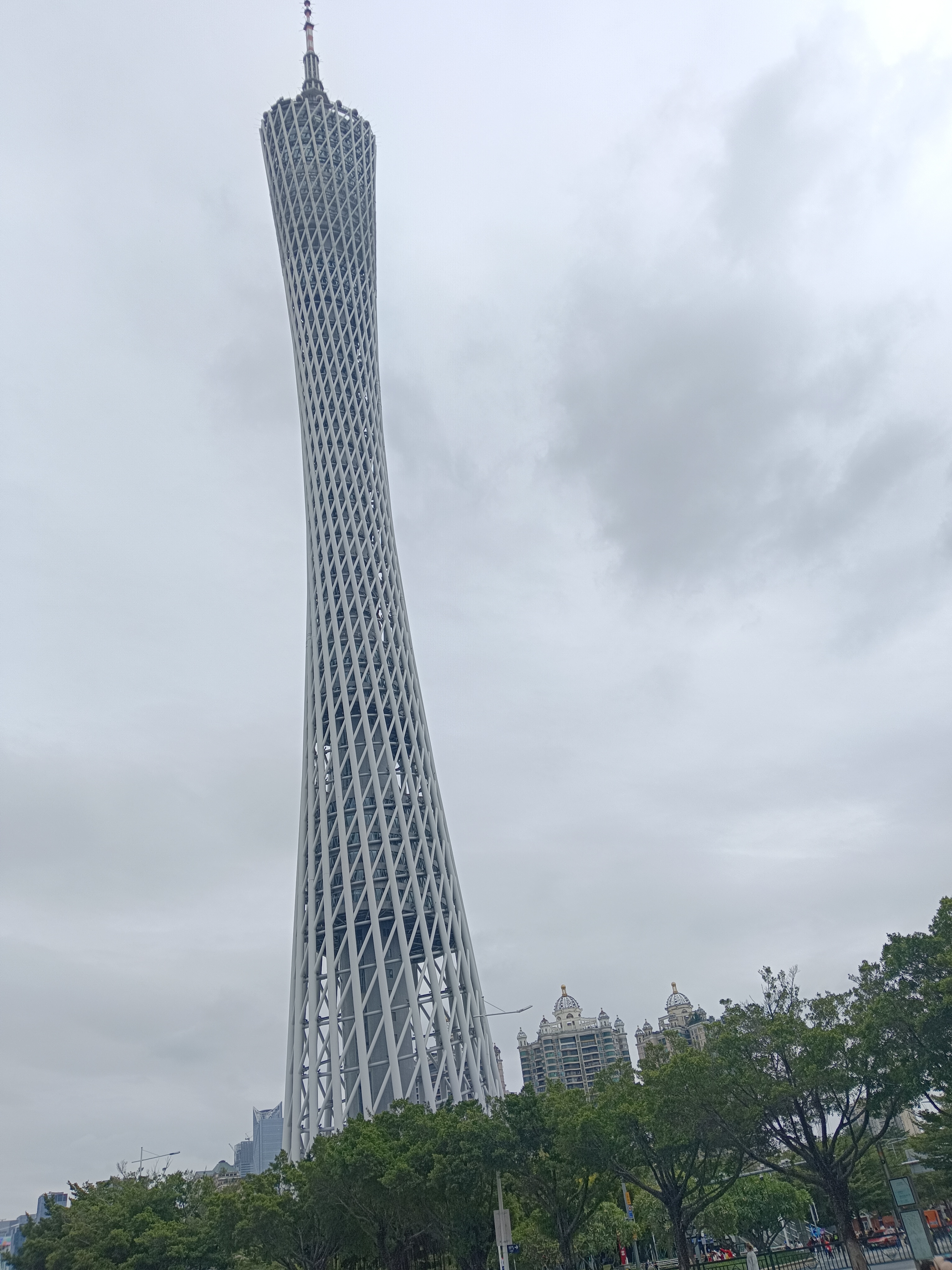 广州塔高耸入云，风景真壮观！