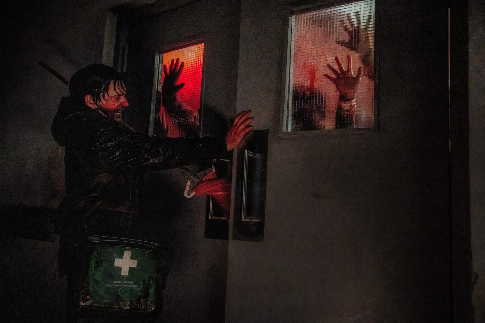 《生化危机：爆发夜》在正式公映前，曾经在影迷和IP粉丝之间掀起了一小波讨论。

不少人对这部游离于系列主线之外的电影口诛笔伐，很容易让不明就里的观众以为是部烂片。

可在全国公映后，它的口碑却不降反升，豆瓣7.2分虽然中规中矩，但在恐怖片中已经属于质量上乘的。

电影在94分钟内讲述极其简单的故事，