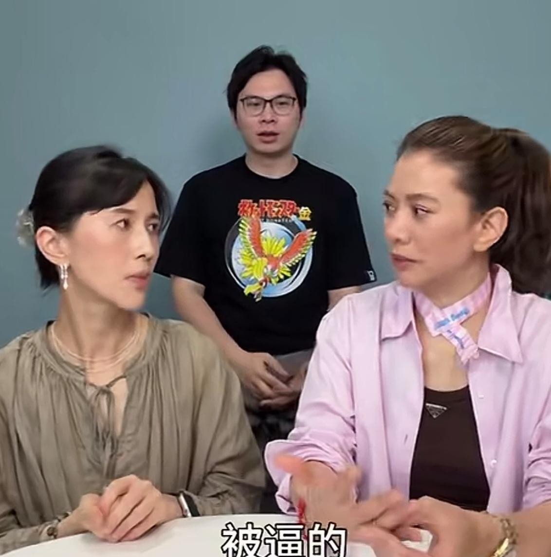 袁咏仪留了那么多年的长发，真不是因为什么港姐包袱，而是张智霖一句大实话给硬生生“逼”出来的。
早年拍戏那会儿，她在荧幕里那个灵动的假小子形象，不知道惊艳了多少人。
很多人以为她是爱上了那种利落劲儿，结果私下里一问，人家纯粹是被角色推着走。拍完了，第一个念头就是赶紧留长。
短发虽然看着帅，打理起