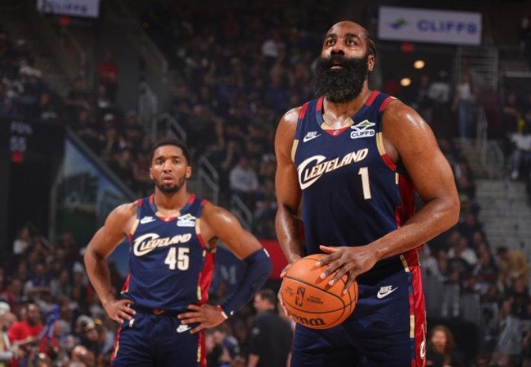 NBA常规赛，骑士106-114惨遭76人逆转。

本场比赛，骑士首发外线组合哈登（6次）、米切尔（5次）和沃特森（5次），三人失误合计多达16次！

而对手76人，全队失误数加起来也才16次。 ​