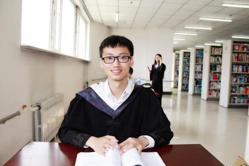 46岁大学生圆了中医梦
 
很多人觉得，读书追梦只属于年轻人，到了中年，就该安稳过日子，不要再折腾。有一位四十六岁的普通人，却放下旁人的看法，走进大学校园，实现埋藏多年的中医梦想。
 
他从小就对中医感兴趣，喜欢看各类中医相关的知识，心里一直盼着能系统学习，成为一名中医。生活琐事，工作压力，家庭责任