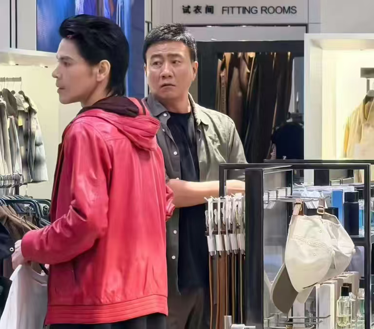 笑不活了! 两大硬汉影帝给向佐当助理，这综艺反差太绝了
谁懂啊！内娱终于出了画风清奇的综艺名场面，直接颠覆网友认知！8月27日，不少路人在深圳万象天地偶遇明星逛街，本来以为只是简单的明星私下出游，没想到拍下的画面直接引爆全网。荧幕上叱咤风云、气场拉满的硬汉影帝胡军、李乃文，居然乖乖跟在向佐身后当“小