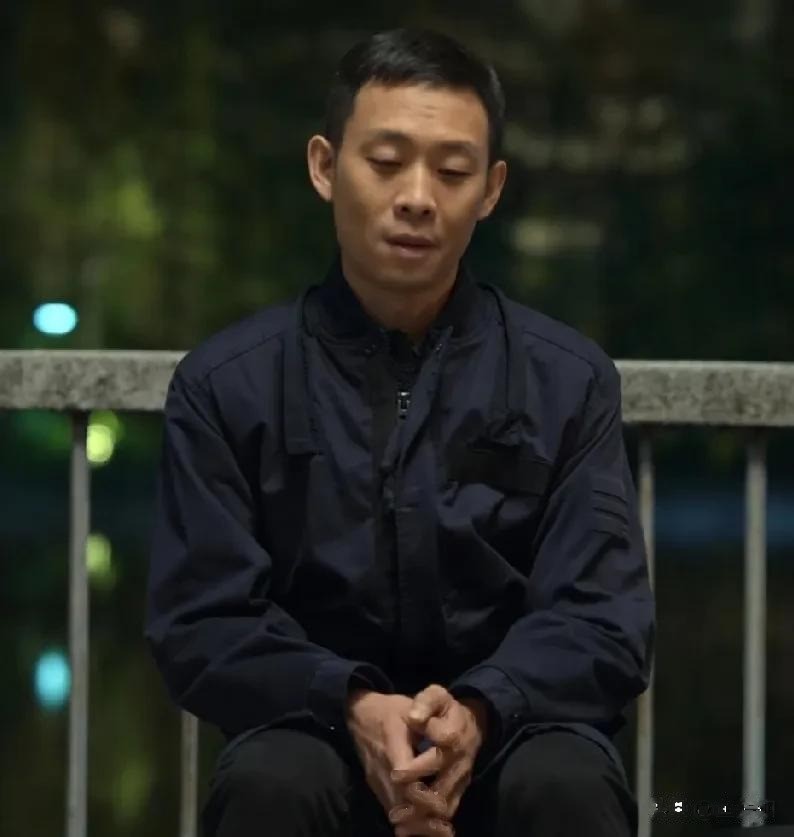 为什么张译当初不愿意演《狂飙》里安欣这个角色？其实陆毅的前车之鉴已经摆在眼前了。《人民的名义》里，反派各个爆火，而他这个男主角却没少挨骂。《狂飙》也是同理，基本所有反派演员都升咖了，张颂文，高叶甚至直接跻身一线。要不是张译路人缘好，安欣这个角色肯定也会挨骂。
为什么张译当初不愿意接演狂飙里安欣这个角