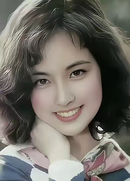 两大时代美人同框比拼[震惊]
 
别再说刘晓庆不够惊艳！和狄波拉同框对比，她的美貌完全不输对方。
 
狄波拉作为70年代香港初代选美冠军，籍贯上海，骨子里自带上海女子独有的优雅气韵。早年的选美没有滤镜包装，评选标准严苛纯粹，颜值实力毋庸置疑。
 
即便面对这样一位传奇港风美人，刘晓庆的气场与妩媚感依