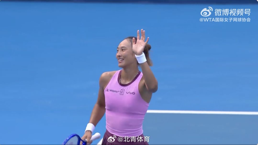 2026年WTA250雅典公开赛女单首轮赛事打响。中国金花郑钦文与赛...