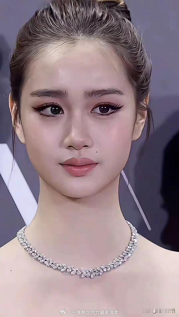 救命！钟丽缇也太会生了吧，第三个女儿考拉骨相皮相双在线，既有阿娇那种自带清冷贵气的骨相感，又有阿Sa甜妹灵动的眼尾弧度，妥妥的Twins混合体！ ​