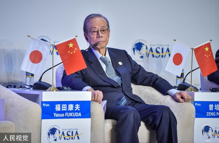 日本前首相福田康夫去世，终年90岁


        看到福田康夫去世的消息，第一反应还是挺感慨的。
他在2007到2008年担任日本首相，和父亲福田赳夫是日本政坛少有的“父子首相”，两人都实实在在为中日关系做过正向推动。父亲任内1978年敲定了《中日和平友好条约》，他任内2008年又签署了中日关