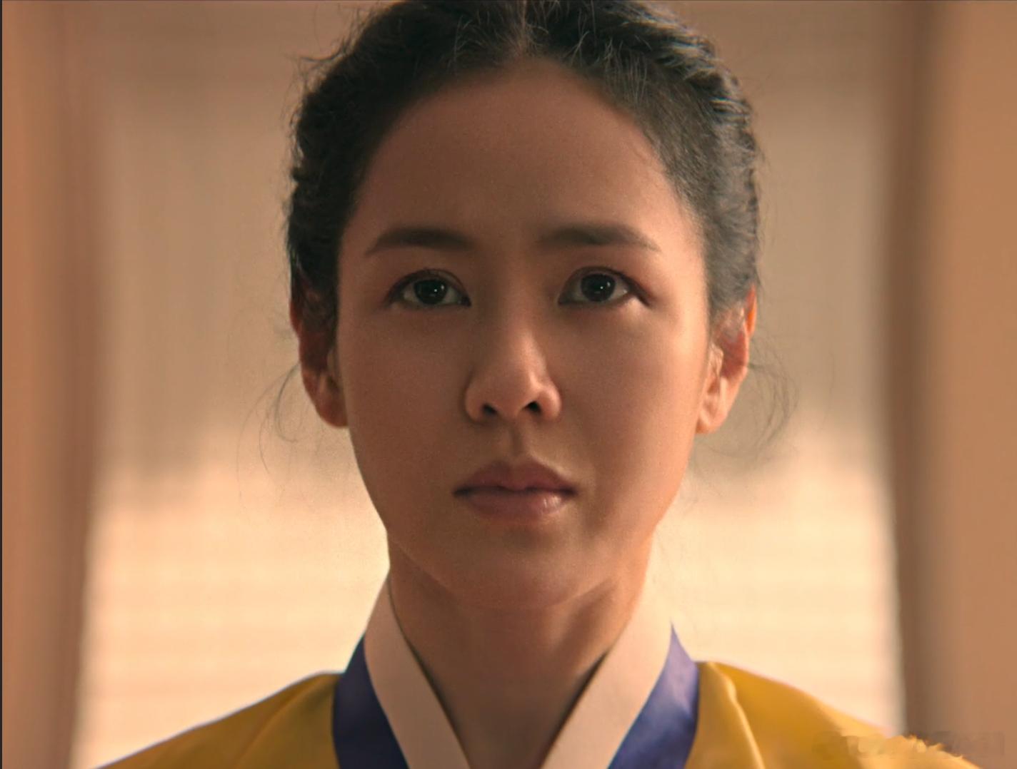 被大家称作韩国国民初恋（玉女）的孙艺珍，产后接《丑闻》，很多人会问，这会不会毁掉她清纯玉女的滤镜？
 
其实在她看来，演员本人和角色是两码事。她不想一辈子困在温柔白月光的标签里。生完孩子之后，她看待人性、压抑、欲望的视角更厚重了，刚好能读懂赵夫人这个人物。
 
她看中这个角色的点：赵夫 ​
