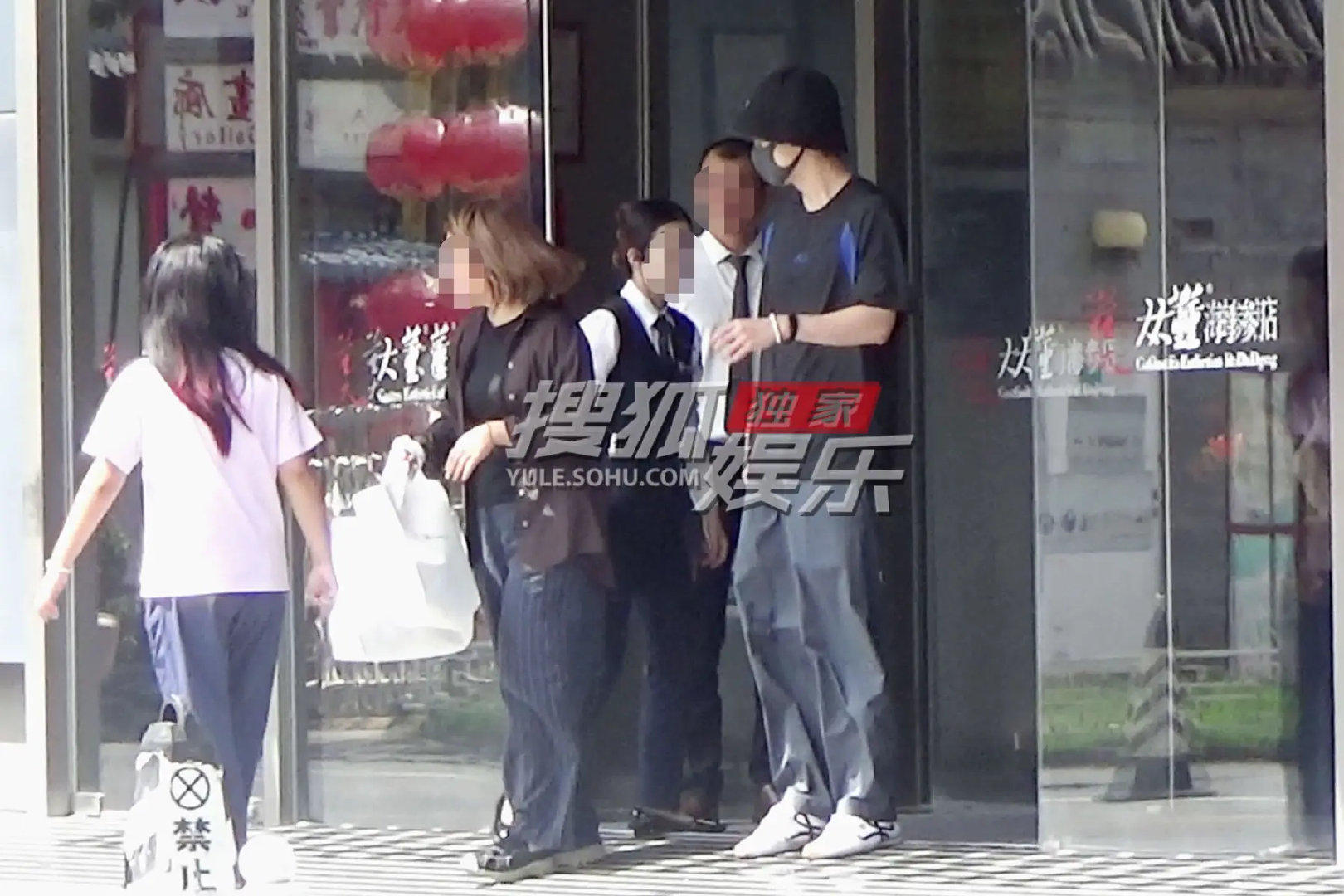 刘昊然和家人聚餐吃烤鸭 饭后摸摸肚子吃得超满足 ​