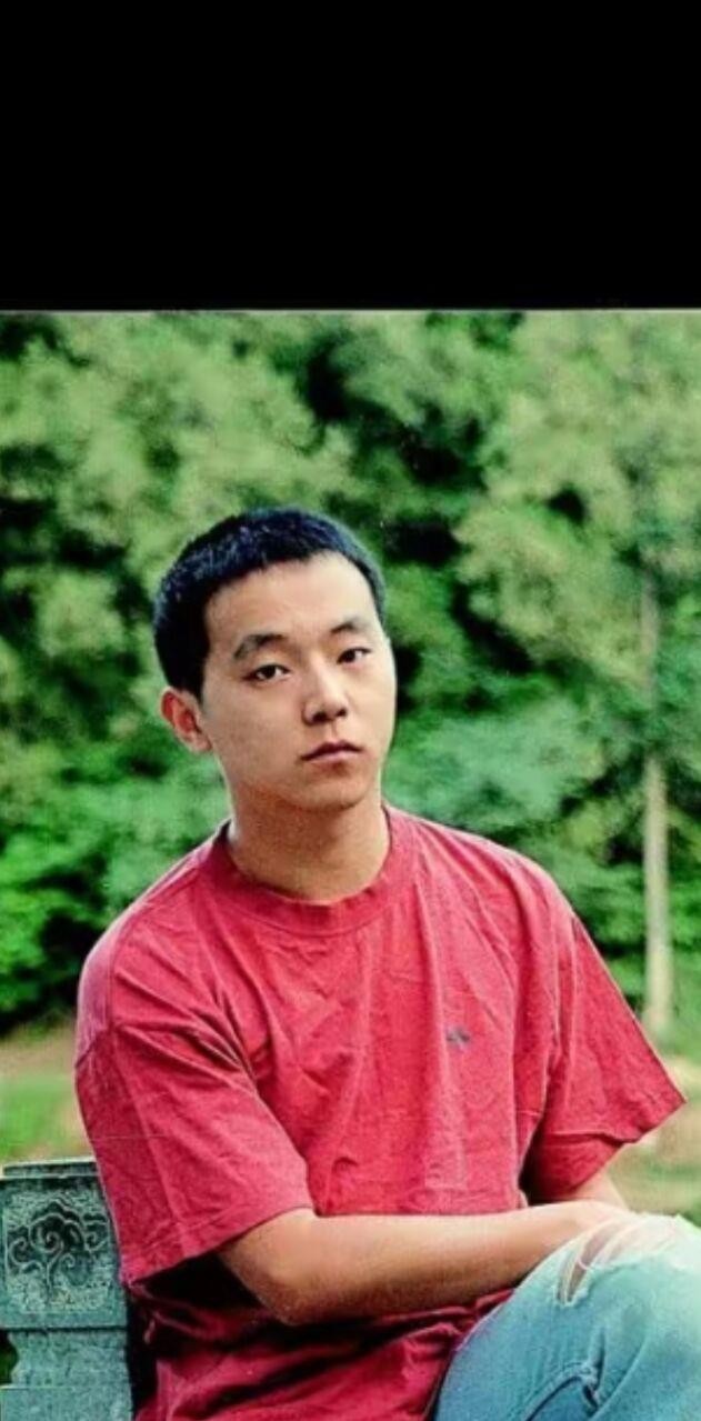 窦唯在阿那亚被路人认出，只笑着撂下一句：拍我可以，记得把腿拍长点儿。
邻居说他平时话少，见面就点个头，不攀谈。不接综艺，不接访谈，偶尔跟几个老友坐坐。但他出歌的频率高得吓人，一年几十张纯音乐，海浪声、风声全录进去，早就不唱摇滚了，一门心思做新民乐。
说实话，这事最有意思的地方在于：他不是躲，他是换了