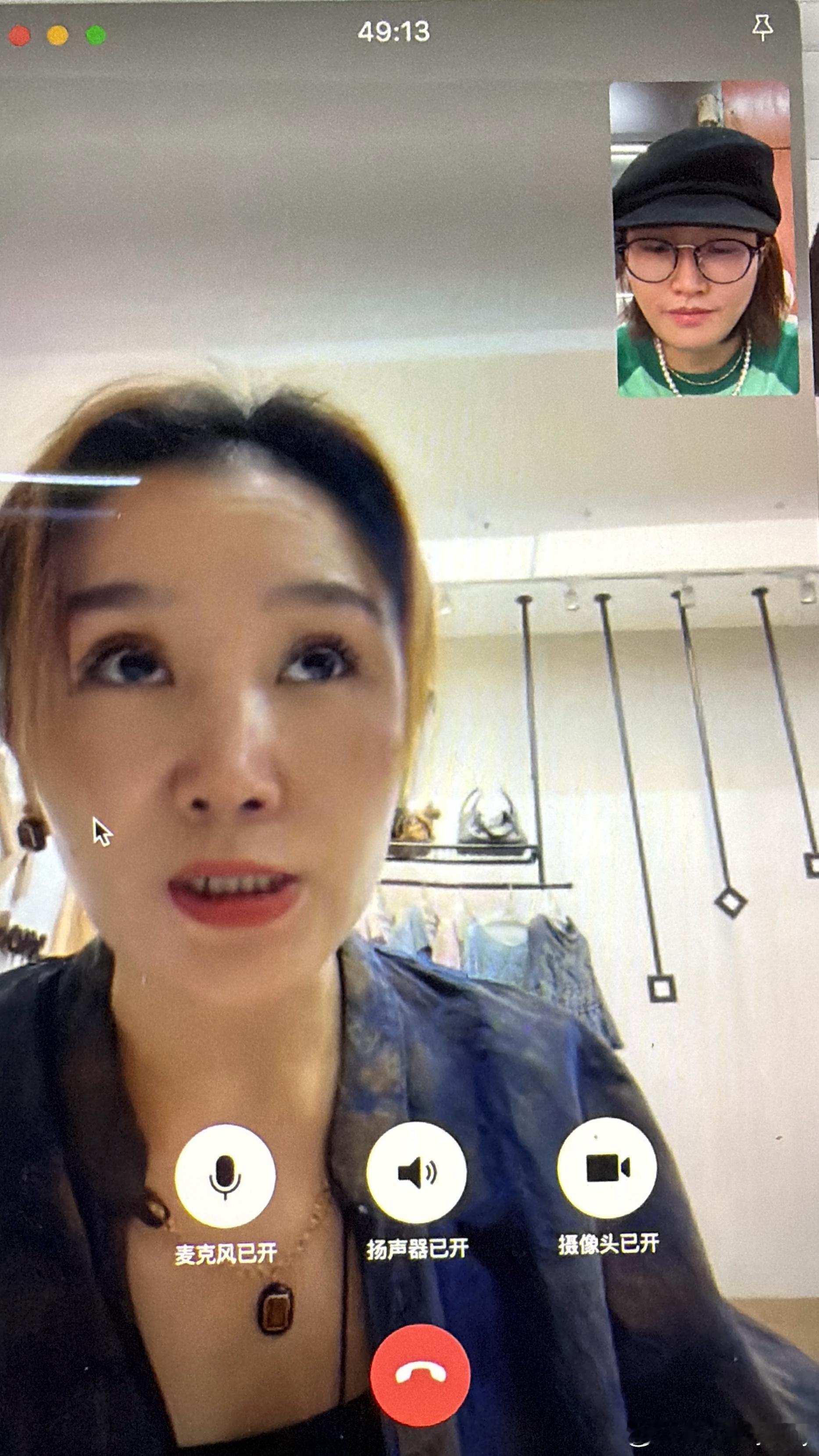 放张可怕的苹果原相机照片[捂嘴哭]
蜜姐看见，应该会口吐白沫吧[笑cry][笑cry][笑cry]
只是为了记住这个时刻，
今年秋冬款的策划里，本来计划有小湖羊。
结果，今年秋冬湖羊价格涨到离谱，往年2k能搞定的事儿，今年直逼4k。
其实硬着头皮做，大家也会买单，因为消费者离真实价格最遥远。
但在我看来湖 ​