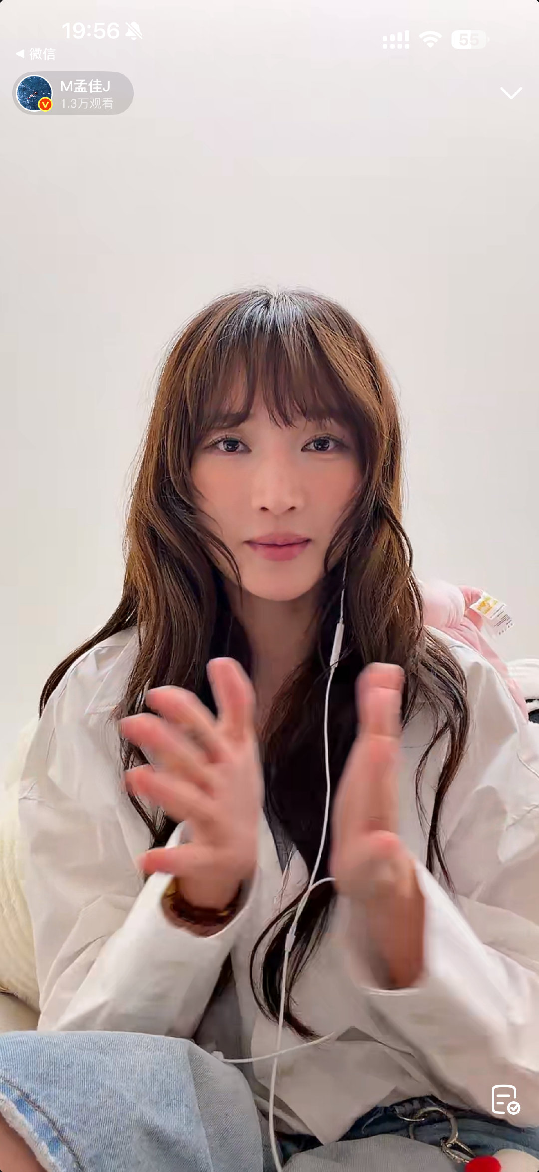 我以为我能忍住，但是看见她我就哭了[苦涩] ​
