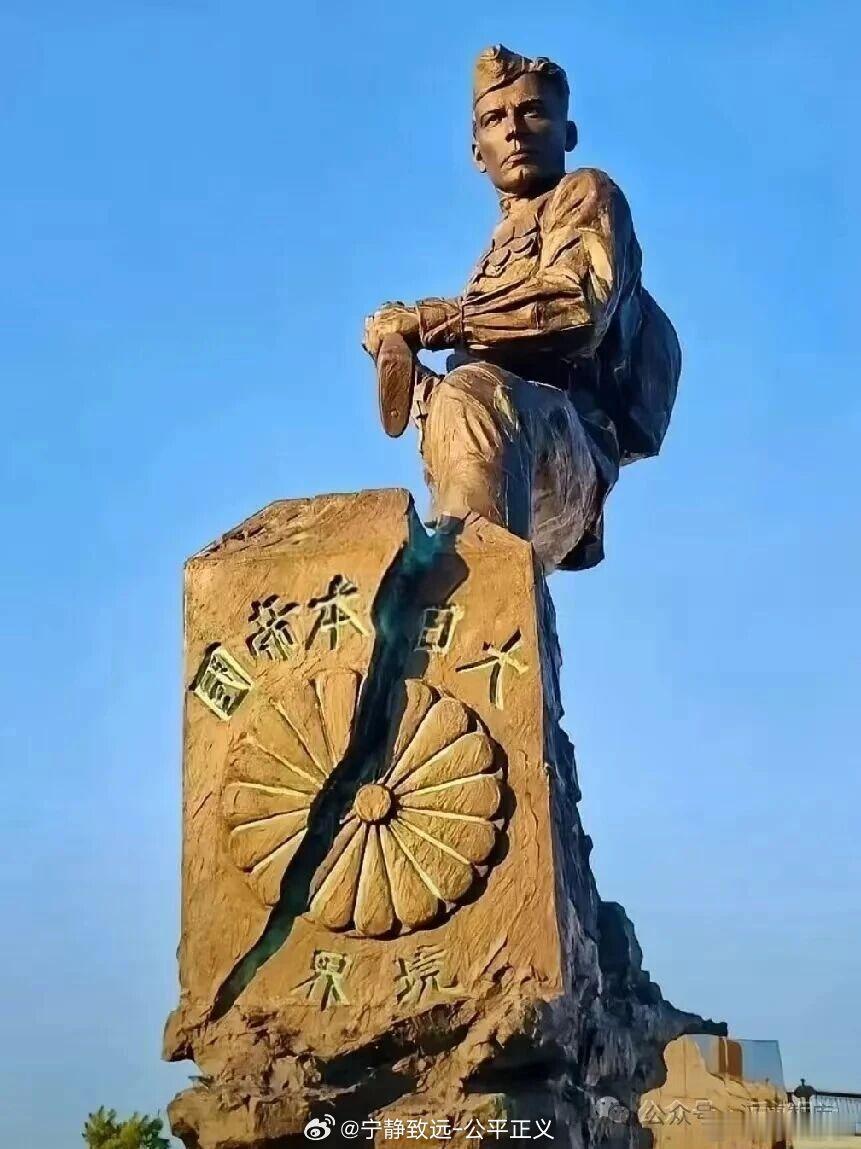张磊长期结构性价值投资 4问梳理仅投资理念学习，不构成投资建议1、张磊长期结构性价值投资，区别格雷厄姆捡烟蒂、巴菲特静态护城河，核心思维在哪里？• 格雷厄姆（烟蒂投资）：看存量清算价值。找股价大幅低于清算资产的公司，捡别人丢弃的“烟屁股”，吸最后一口就走；重点看资产负债表，赚估值修复的钱，不太关心企业未来成长。• 早期巴菲特（静态护城河）：寻找拥有静态护城河（品牌、特许经营权）的企业，护城河是已经建成的，企业稳定躺赚，核心赚稳定现金流的钱；护城河偏向“不变的壁垒”。• 张磊【长期结构性价值投资】核心：1. 护城河不是静态不变，伟大的公司是动态持续创造护城河。企业在时代结构性变化里，不断迭代、持续创造新能力；2. 赚产业增长、时代结构性红利的钱，不只是赚低估修复、存量资产的钱；3. 不止买股权，是投企业、投企业家，长期陪伴，赋能企业成长；4. 关键词：长期主义、动态护城河、拥抱变化、伟大的企业家、时代结构性机会。总结差异：格雷厄姆：买便宜资产；老巴菲特：买已经有坚固壁垒的成熟企业；张...