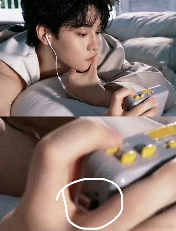 #田栩宁听歌不插耳机梓渝拍照不开盖#

小情侣这也要配平吗
我爸妈好可爱 ​