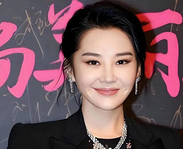 感情八卦从来是别人嘴里的热闹，56岁的许晴早就把日子过成了自己的样子。


网上贴满各种绯闻标签，她却连解释的耐心都没有，干脆关起门来拍戏、练舞、吃饭睡觉，用三十多年没变的自律直接回击所有猜测。


许晴1969年出生在北京外交世家，骨子里天生带着股不想随大流的傲气。九十年代初她把铁饭碗一摔，直接进