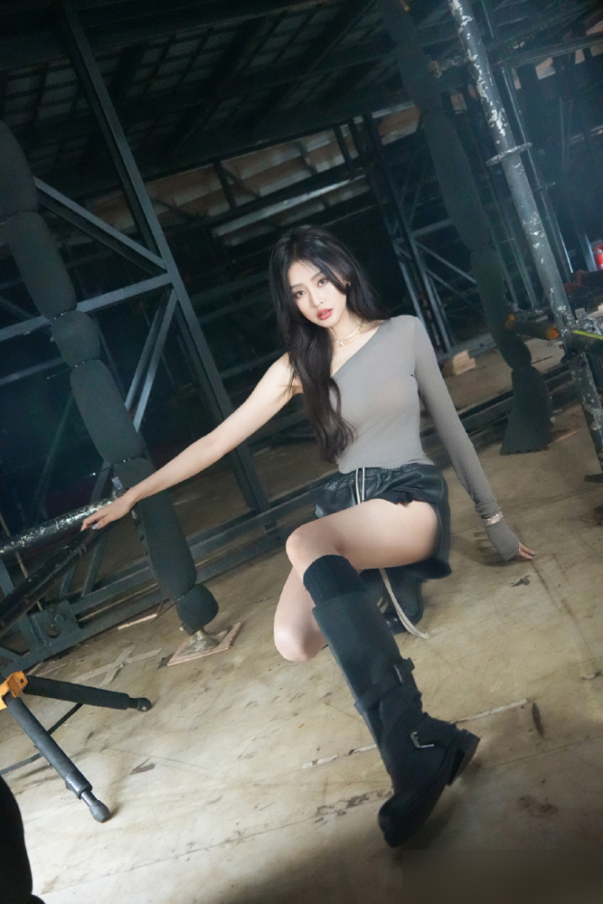 张天爱敢发未修随拍，直接撕碎了娱乐圈的审美骗局！
以前她为了迎合外界审美，吃炸鸡只敢舔一口，连标志性的直角肩，都是常年绷着端出来的，瘦到于文文都吐槽像骷髅架子。
为新角色增肥几斤，被网友骂整容变残，她直接坦然回应。现在不极端节食，不强行收着显瘦，穿针织衫配皮裤大方晒自然曲线。
真正的自由，从来