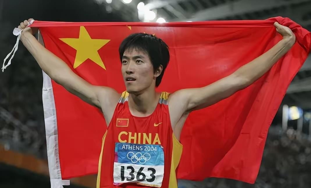 退役十一年了，刘翔突然被体育局甩了一道选择题：要么买断拿钱走人，要么回体制当教练打卡上班。面对官方“依规安置”的回应，刘翔直接在评论区炸了：“依的哪一条规？分广告费的时候怎么不依法依规安置我？”这句话真把窗户纸捅破了。当年他一年广告收入能到1.6个亿，按“5122”的老规矩，运动员个人拿五成，上海体