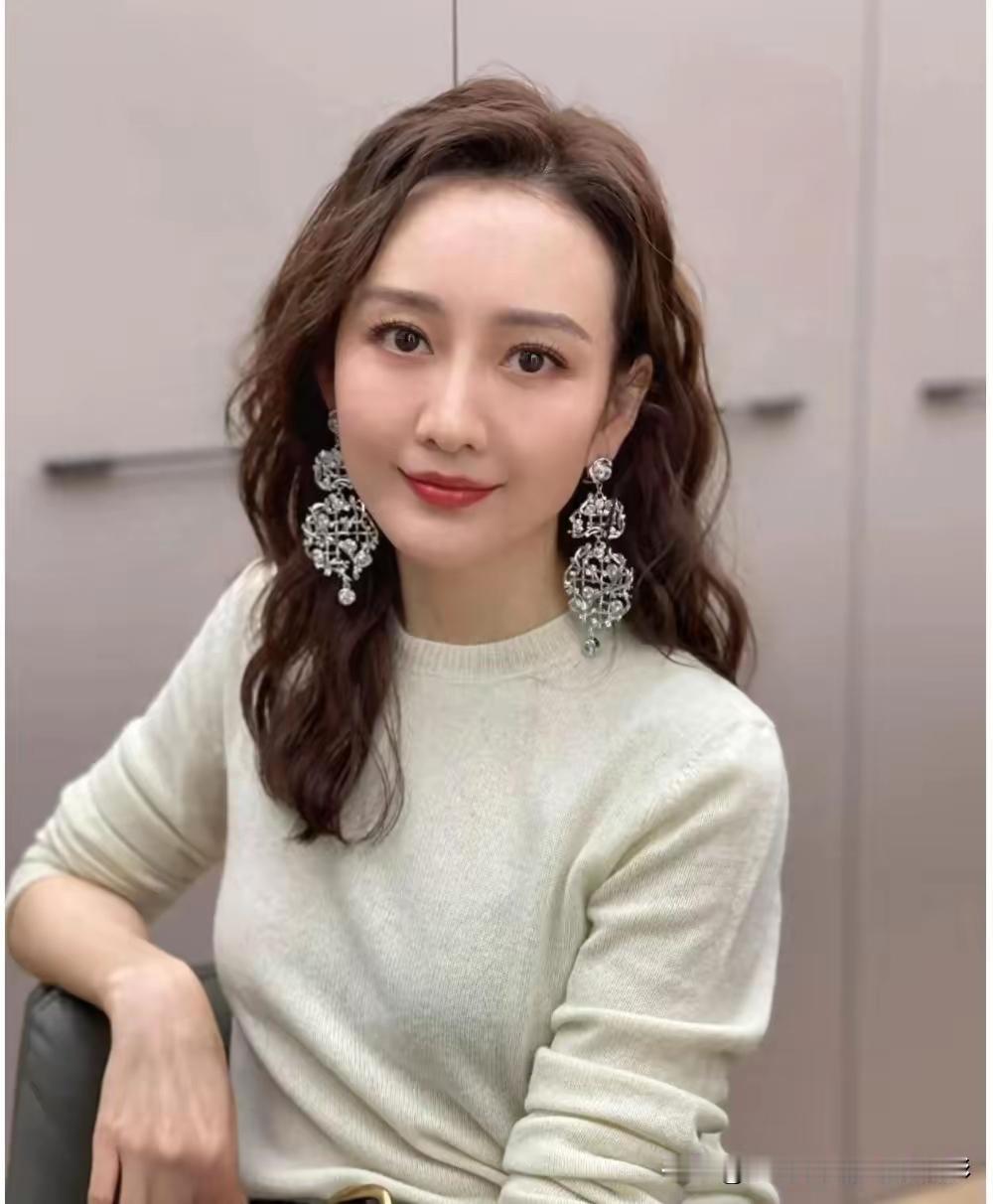 坐拥北京大平层的王鸥，条件出众，却在与何九华的感情里受挫。很多人以为何九华只是普通相声演员，实则是家底丰厚的富二代，圈层资源不输郭麒麟、秦霄贤。王鸥投入五年真心，甚至独自养育孩子，赌上余生求一份安稳名分。可对方凡事权衡利弊，在圈层考量面前，感情终究排在后面。成年人的关系，一旦一方认真，便容易满盘皆输